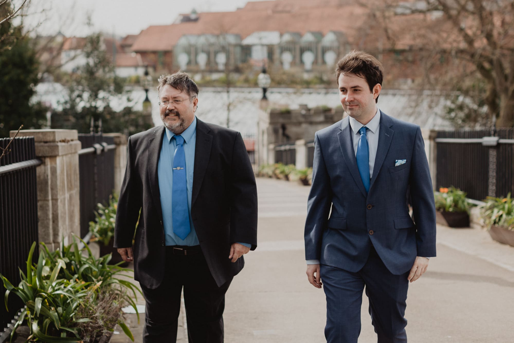 groom and dad arriving at norwich castle wedding